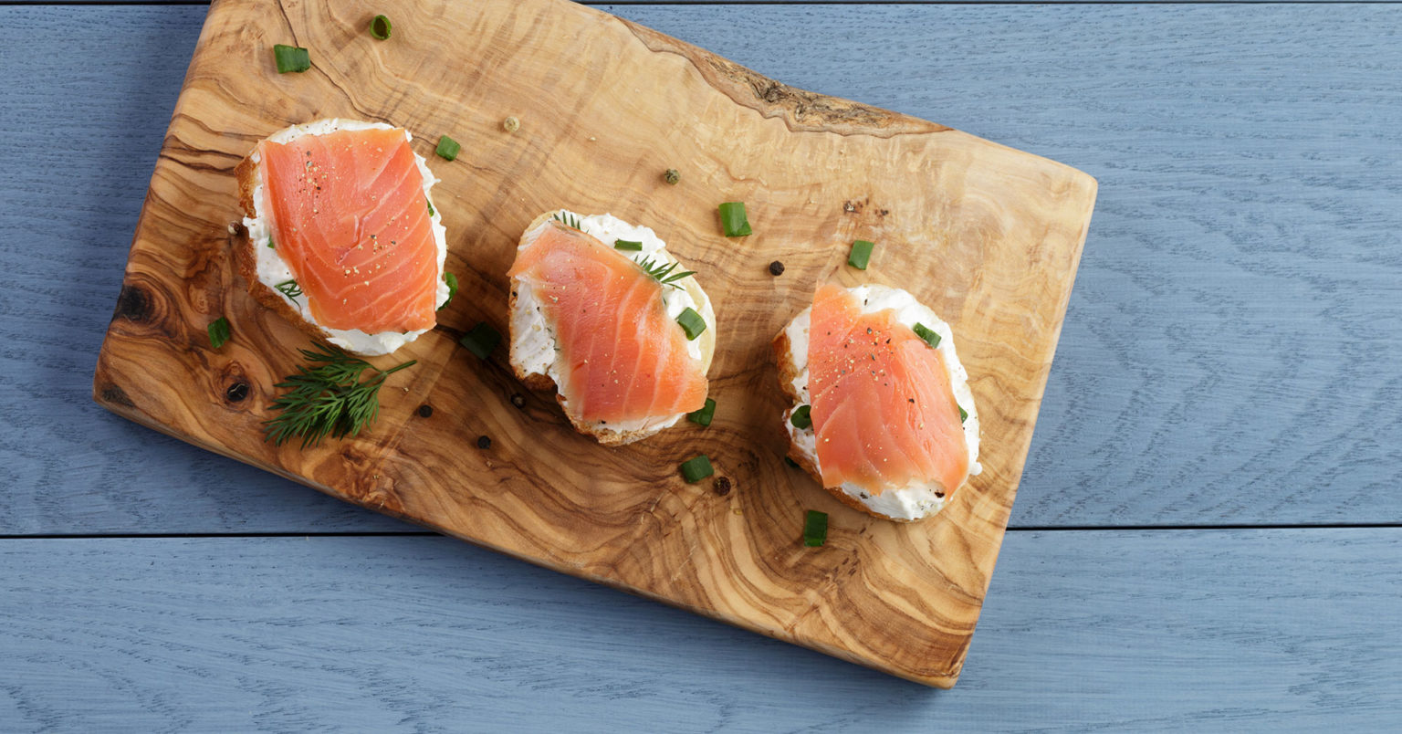 Canapés de queso azul y salmón ahumado