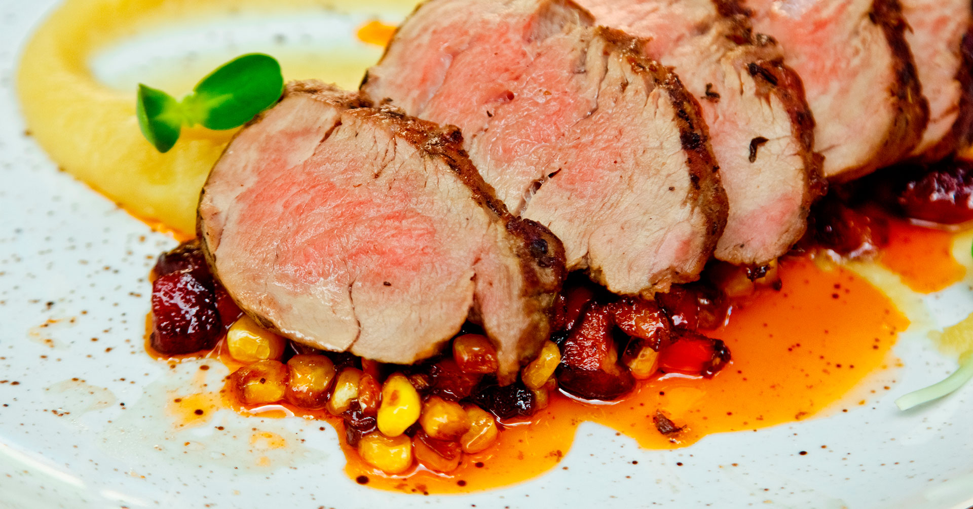 Lomo de cerdo en salsa de piña con granola
