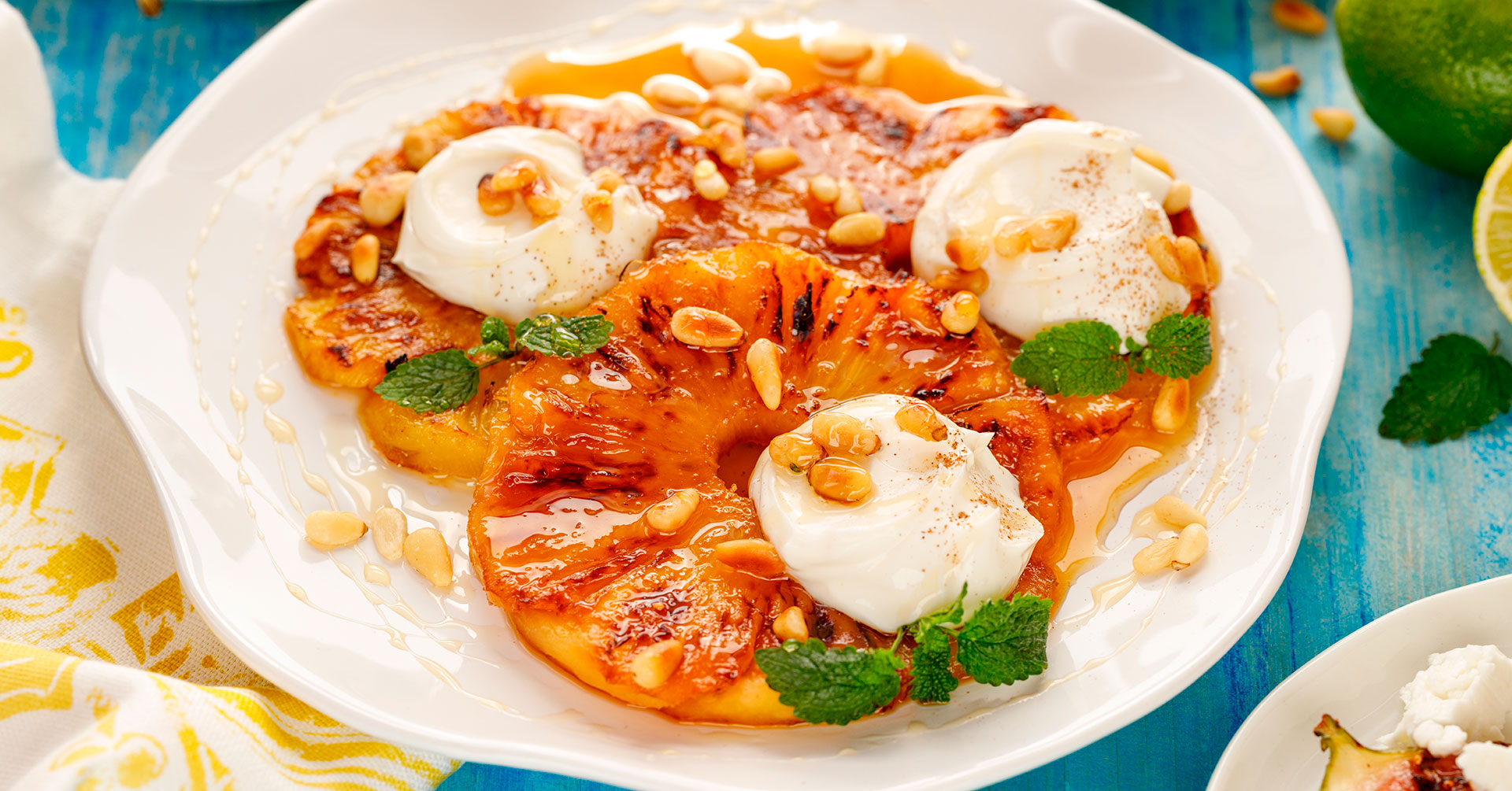 Piña asada con yogurt y avena, ¡un postre saludable diferente!