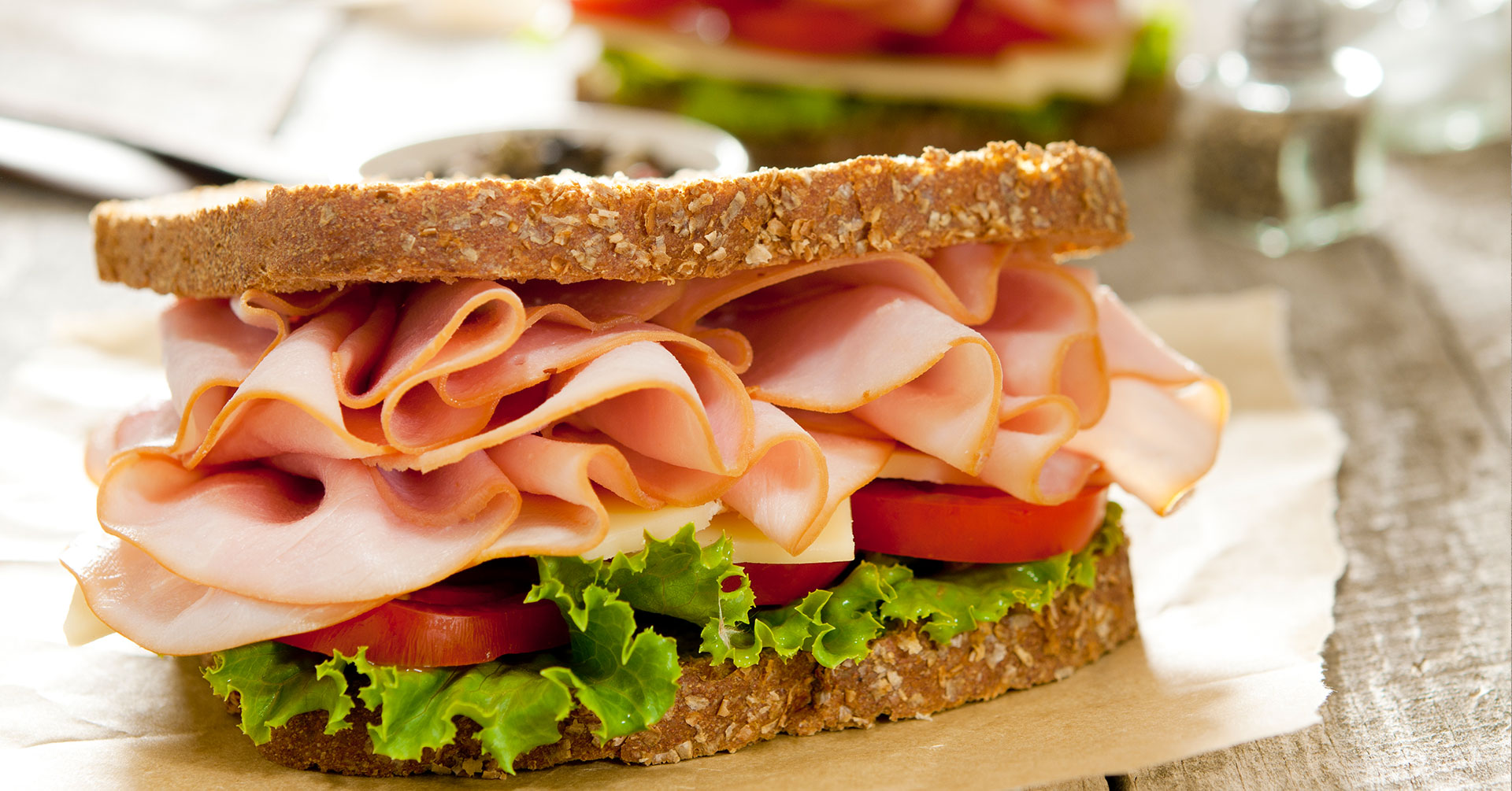 Sándwich de avena y jamón de pavo