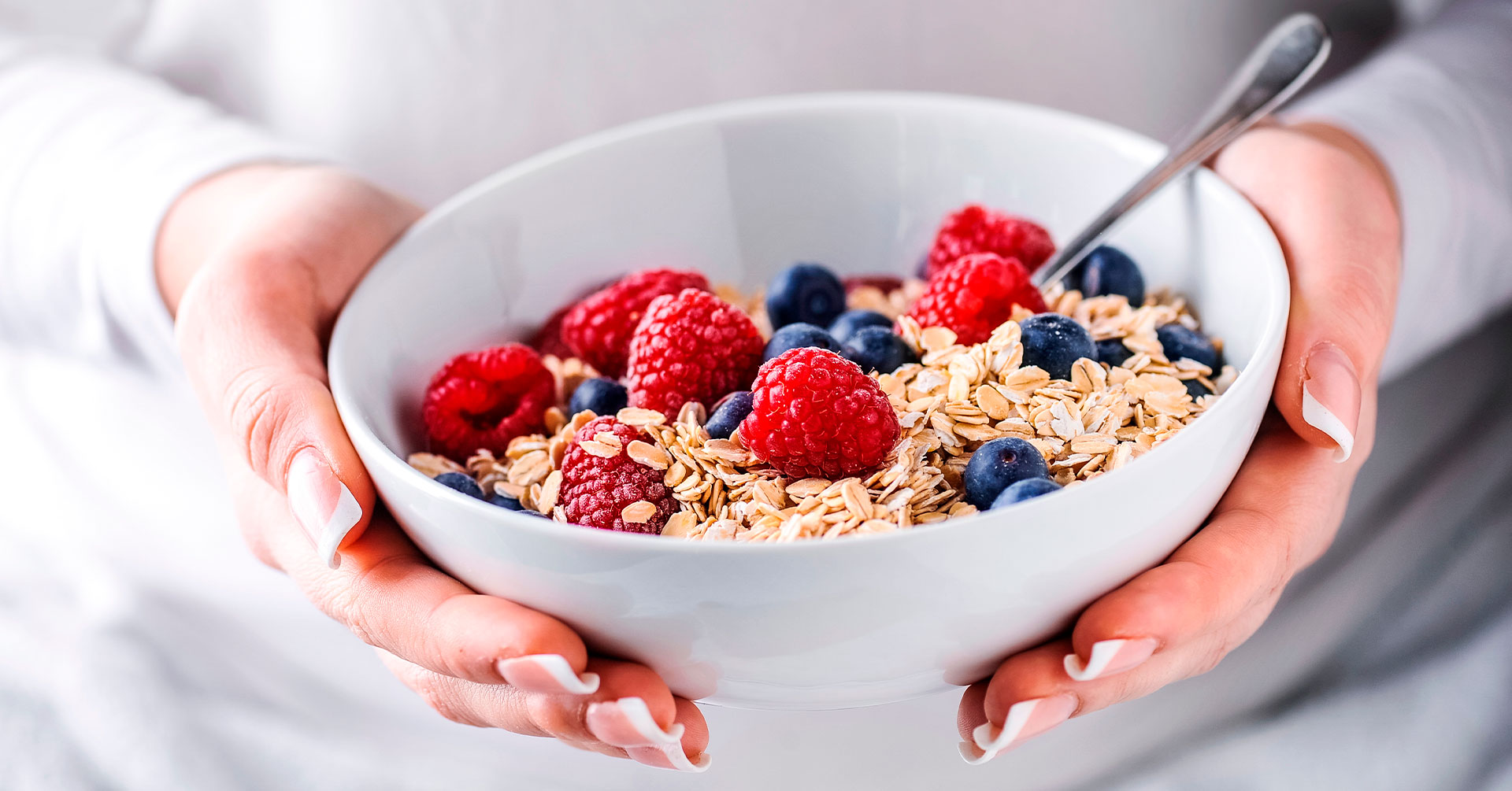 ¿Por qué es bueno comer avena en el desayuno?