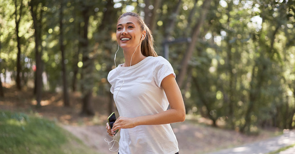 Imagen mujer haciendo ejercicio en el parque 