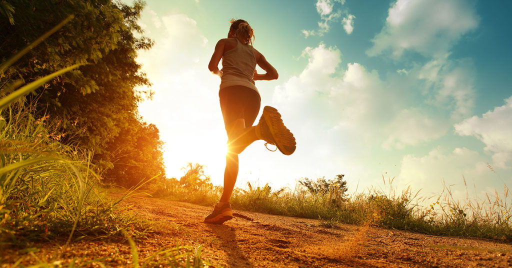 Imagen mujer haciendo caminata para fortalecer los huesos